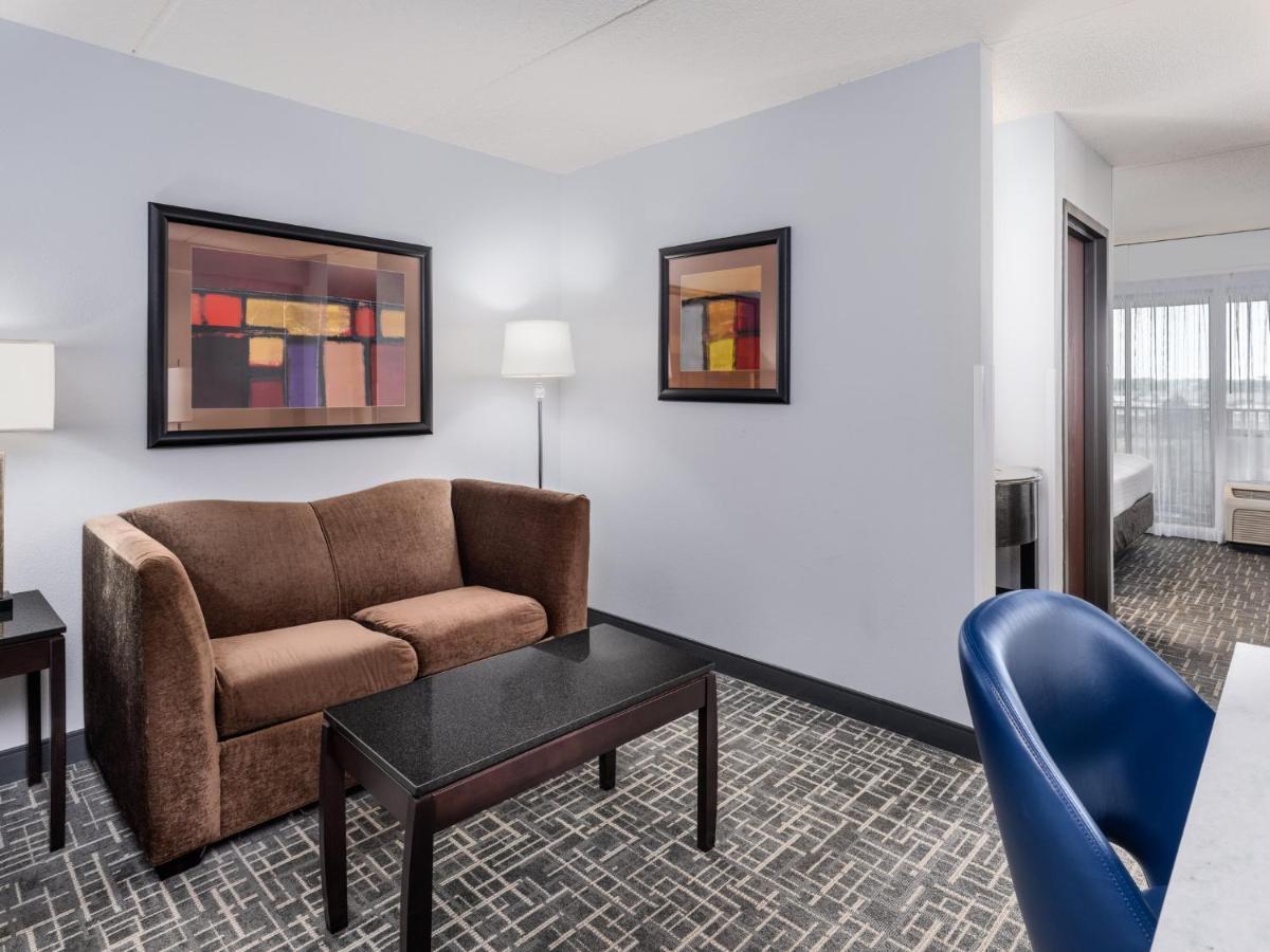 Отель Crowne Plaza Milwaukee South By Ihg Экстерьер фото
