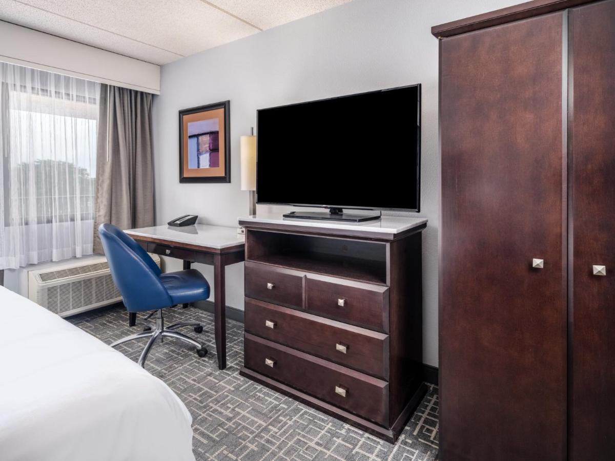 Отель Crowne Plaza Milwaukee South By Ihg Экстерьер фото