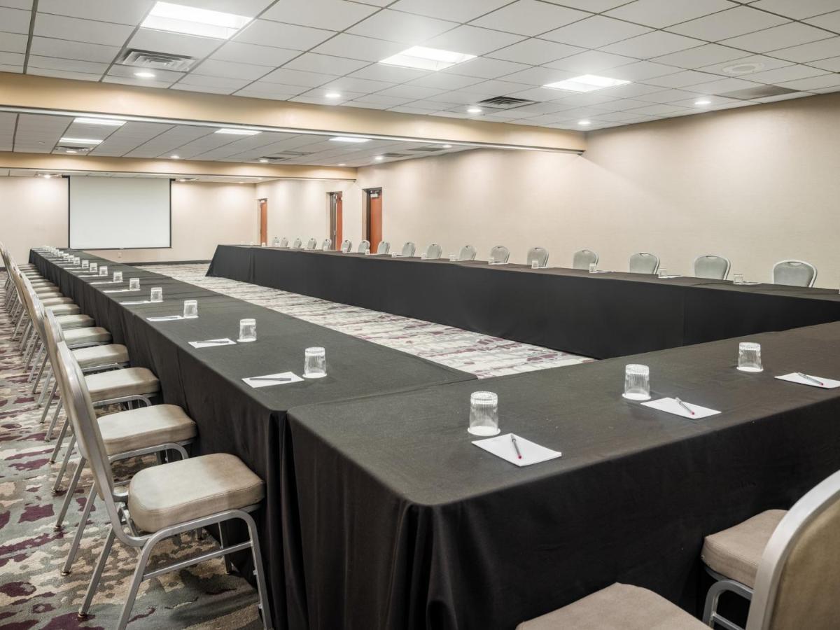 Отель Crowne Plaza Milwaukee South By Ihg Экстерьер фото