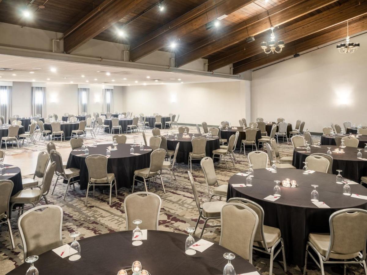 Отель Crowne Plaza Milwaukee South By Ihg Экстерьер фото